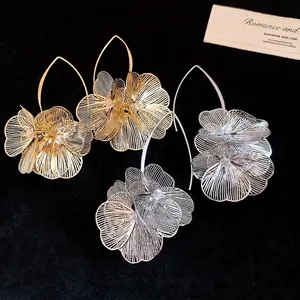 Elegante Ohrhänger mit hohlen Metallblumen in Gold- und Silberoptik Set für Damen