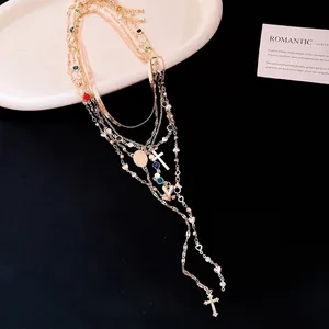 Collana multistrato dorata con pendente a croce, pietre colorate e cuori