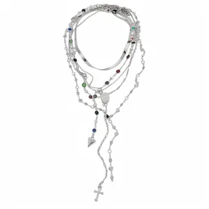 Collana argentata multistrato con pendenti a croce e cuore e pietre colorate