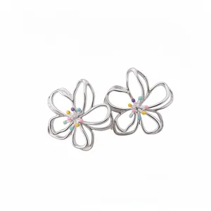 Elegante silberne hohle Blumenstecker mit bunten Perlenakzenten in der Mitte.