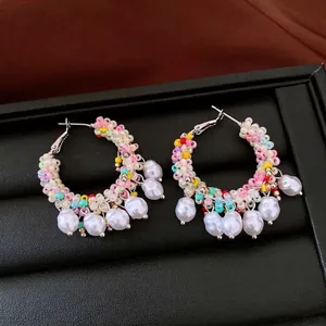 Bunte Perlen-Creolen mit Silbernadeln und eleganten Kunstperlen-Anhängern für Damen
