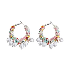 Lebhafte bunte Creolen mit eleganten Perlenanhängern im böhmischen Stil für Damen