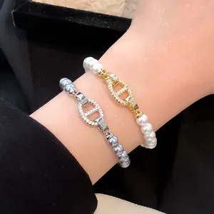 Detailansicht eleganter Perlenarmbänder mit funkelnden Zirkonia-Schweinenasenverschlüssen