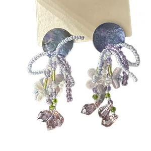 Boucles d'oreilles perlées françaises violettes avec cristaux de lavande et fleurs