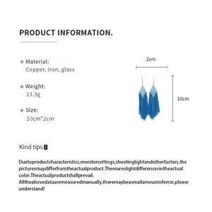Détails des boucles d'oreilles à franges bleues avec dimensions et matériaux divers.