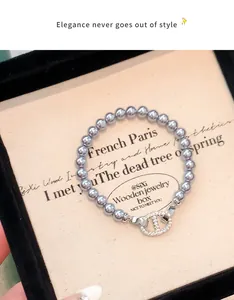 Elegantes graues Perlenarmband mit einem glänzenden Zirkon-Rundverschluss-Motiv