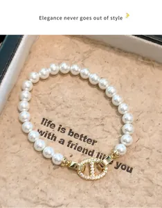 Makroansicht eines eleganten Perlenarmbands mit kreisförmigem Verschluss und Zirkonia-Besatz.