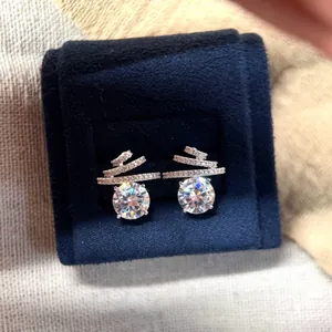 Elegante Meteor-Silberohrringe mit glänzenden Zirkonia-Steinen in einer blauen Box