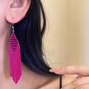 Vue détaillée de boucles d'oreilles élégantes à longues franges en perles acryliques magenta