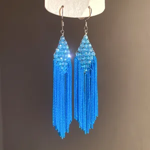 Vue détaillée des boucles d'oreilles bohèmes en perles bleues avec longues franges