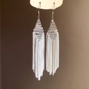 Vue détaillée de boucles d'oreilles bohèmes à pampilles blanches et perles fines