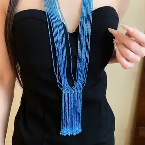 Detailansicht einer langen blauen mehrreihigen Perlenkette mit einer Fransenquaste