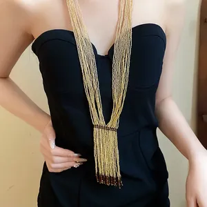 Elegante mehrreihige lange Perlenkette mit handgefertigten goldenen Quastendetails
