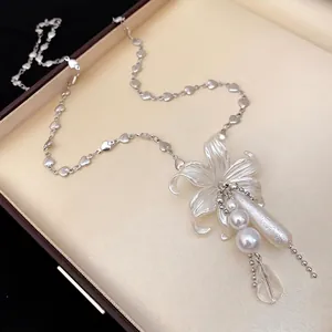 Collier élégant chaîne cœur argentée avec fleur en perle et pendentif goutte d'eau