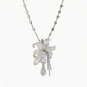Collier chaîne à cœurs en argent avec fleur de perles et pendentif goutte d'eau