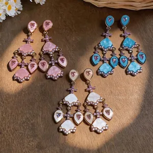 Elegante vergoldete 18-Karat-Kronleuchter-Ohrringe mit rosa Zirkon-Herzen und Tropfen