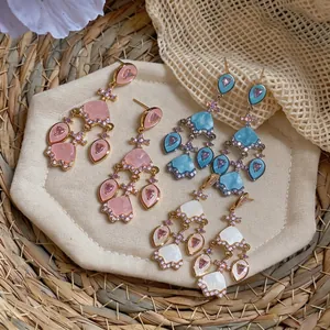 Vintage 18k vergoldete lange Tropfenohrringe mit lila Zirkonia im königlichen Stil