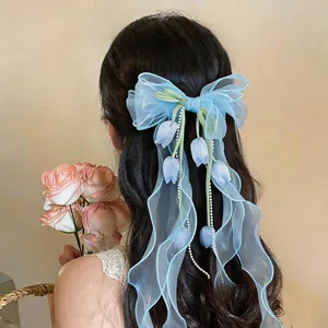 Fermaglio per capelli a fiocco in chiffon azzurro con tulipani e perle su modella