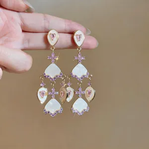 Detailansicht der 18 Karat vergoldeten Vintage-Palastohrringe mit rosa Zirkonia-Steinen
