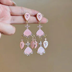 Detaillierte Nahaufnahme von Vintage Palast-Ohrringen mit rosa Herz und Zirkon-Steinen