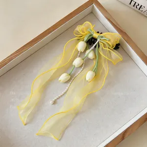 Elegante fermaglio per capelli in chiffon giallo con ciondoli a tulipano e perle raffinate
