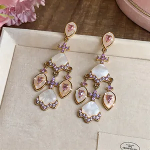 Detaillierte Ansicht von Vintage-Palast-Ohrringen mit rosa Zirkonia und Perlmutt
