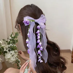 Primo piano di un elegante fermaglio per capelli in chiffon viola con fiori