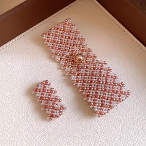 Eleganteres roségold-weißes Perlenarmband mit Magnetverschluss, minimalistischer Luxus.