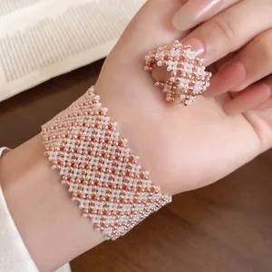 Eleganter minimalistischer Schmuckset mit roségoldenen und weißen Kristallperlen