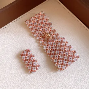 Detailansicht eines handgefertigten Kristallperlen-Armbands mit Magnetverschluss in Roségold
