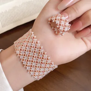 Detailansicht eines handgemachten Armbands und Ring-Sets mit Kristallperlen