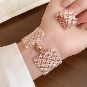 Nahaufnahme eines handgefertigten Perlenarmbands mit Magnetverschluss und Ring