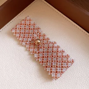 Detailansicht eines handgefertigten Perlenarmbands mit roségoldenem Magnetverschluss