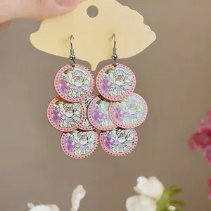 Dettaglio degli orecchini a cerchio in smalto stile cinese con motivo a fiori rosa