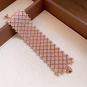 Nahaufnahme eines breiten Magnetarmbands aus Kristallperlen mit roségoldenem Gittermuster.