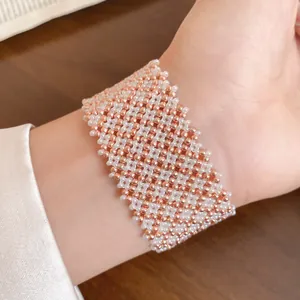 Nahaufnahme eines eleganten Kristallperlen-Gitterarmbands in Weiß und Roségold