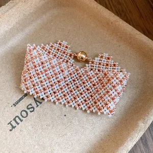 Detailaufnahme eines eleganten Kristallperlenarmbands mit Magnetverschluss in Roségold