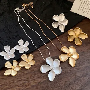 Vintage Matte Alloy Flower Necklace Earrings And Ring Set For Women Elegant Retro Floral Clavicle Chain Jewelry