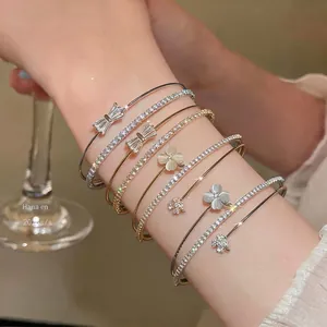 Bracciale Aperto a Doppio Strato in Zirconia con Fiocco e Quadrifoglio Stile Francese Chic Regolabile per Donna Gioielli Regalo