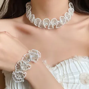 Handgefertigtes Set aus weißen Perlen-Choker und Armband im französischen Vintage-Stil