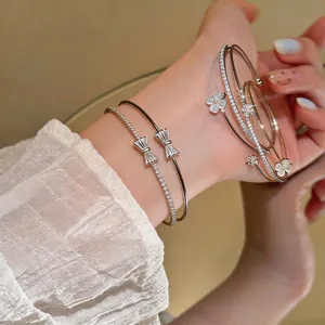 Bracciale rigido a doppio fiocco in zircone e set di bracciali a quadrifoglio
