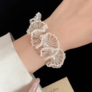 Handgefertigtes weißes Perlenarmband im französischen Stil für elegante Damen