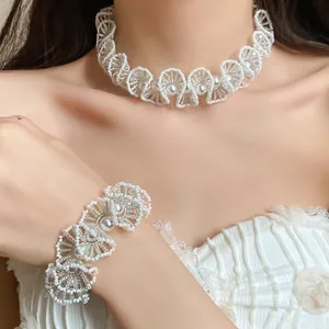 Handgefertigtes Set aus weißem Perlen-Choker und Armband mit Muschelmuster