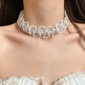 Elegante weiße handgefertigte Perlenhalskette mit Muschelmuster im schicken Vintage-Stil