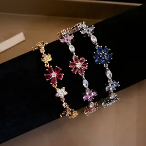 Elegante bloemvormige zirkoon armbanden in goud en zilver op zwart fluwelen display set
