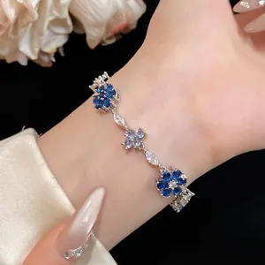 Elegant blauw zirkonia bloemenarmbandje om de pols, geïnspireerd op de Monet's tuin stijl.