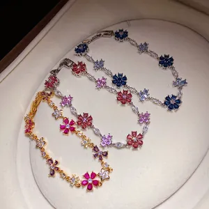 Gedetailleerde weergave van meerkleurige zirkonia bloemmotieven op elegante armbanden