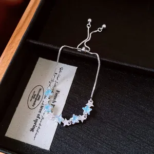 Vue détaillée du bracelet en argent avec étoiles en zircon et fermoir réglable