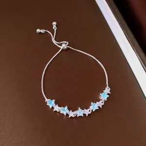 Vue détaillée d'un bracelet d'étoiles en argent avec opale bleue et zircons étincelants