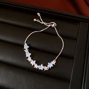 Vue détaillée du bracelet étoile ajustable en argent avec opale bleue et zircons